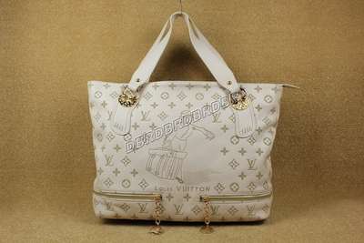 Louis Vuitton M96823 beige white